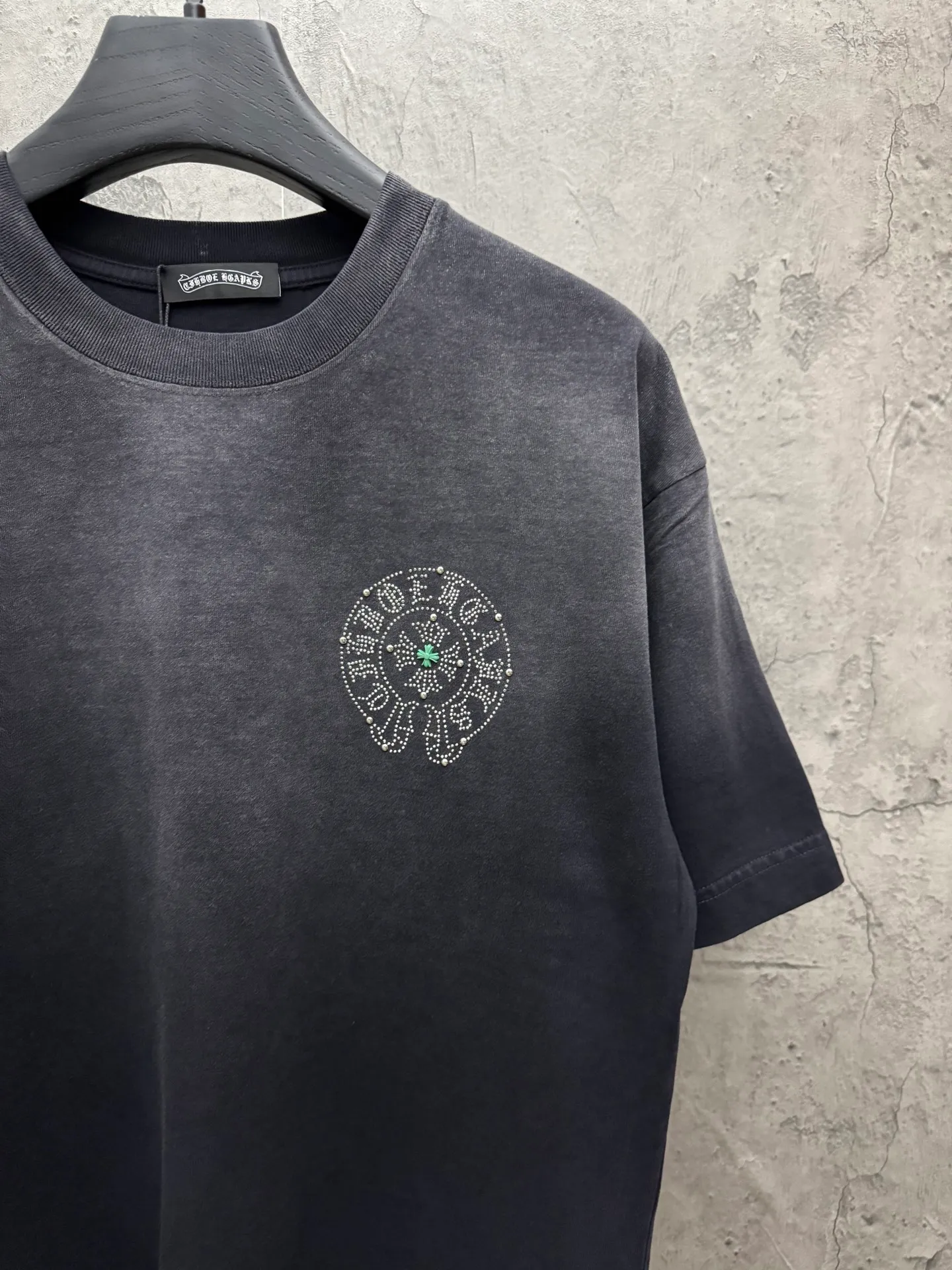 P210 top version, real shot without P, ​​different from market currency) 𝗖𝗵𝗿𝗼𝗺𝗲 𝗛𝗲𝗮𝗿𝘁𝘀/Croxin 2026 Spring New Original Single Counter American Washed Rivet Color Diamond Couple Short Sleeves 👑The highest version! Customized fabric 320 grams, washed and fried, spray horse slip craft, best-selling model at the counter, very comfortable to wear. Accessories: original molded and authenticated collar label ➕ 100% silk wash label. Genuine purchase-grade original hangtag➕matching hanging rope➕3D hanging beads➕original packaging bag. Craftsmanship: The original version has consistent wiring! The highest version of the armhole matching technique! Color: Red Black Size: M L XL 2XL Style No.: 2061